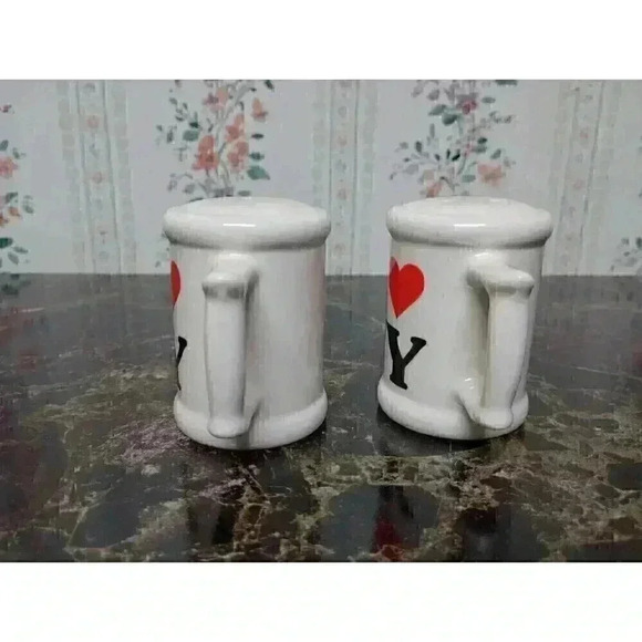 I Heart NY - I Love New York Souvenir Salt & Pepper Shakers - White, Black & Red - Picture 4 of 8